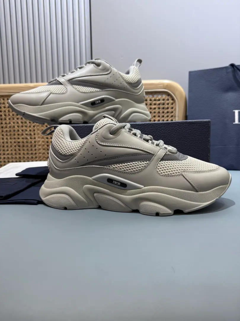 Top (Heavy Bottom) Men👨🏻Plant price, Dio*Dio.B22Series of sneakers. The inspirational low-banded contour from the retrorun run shoe is the use of gray cow leather and blue and white web-eye fabrics to bind the shoe face., It's a black match., White and blue rubber shoes.. Blue eye-folded shoe tongue and heel support nylon ribbon decorations., Sidesark“Dio～”Logo. It's a sharp contrast to the suit., Add a fashion breath of sports clothes to your appearance. The thick is a lot higher.4cmLeft and right～ Codes: 39-47（46.47I'll make sure I don't change it.）