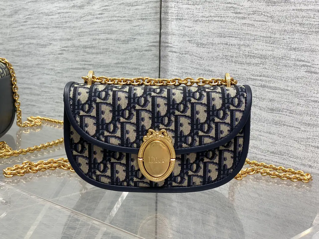 LatestMedaillonSeries A simple, expensive bag., French ellipse mirror It's a French-only grace and romance. Classic.Oblique The more you look, the more you look. The shoulder belt can adjust the length. ♪ And the shoulder slants ♪ The back is full of French sweets. size:21*12*5.5cm 3921 0002