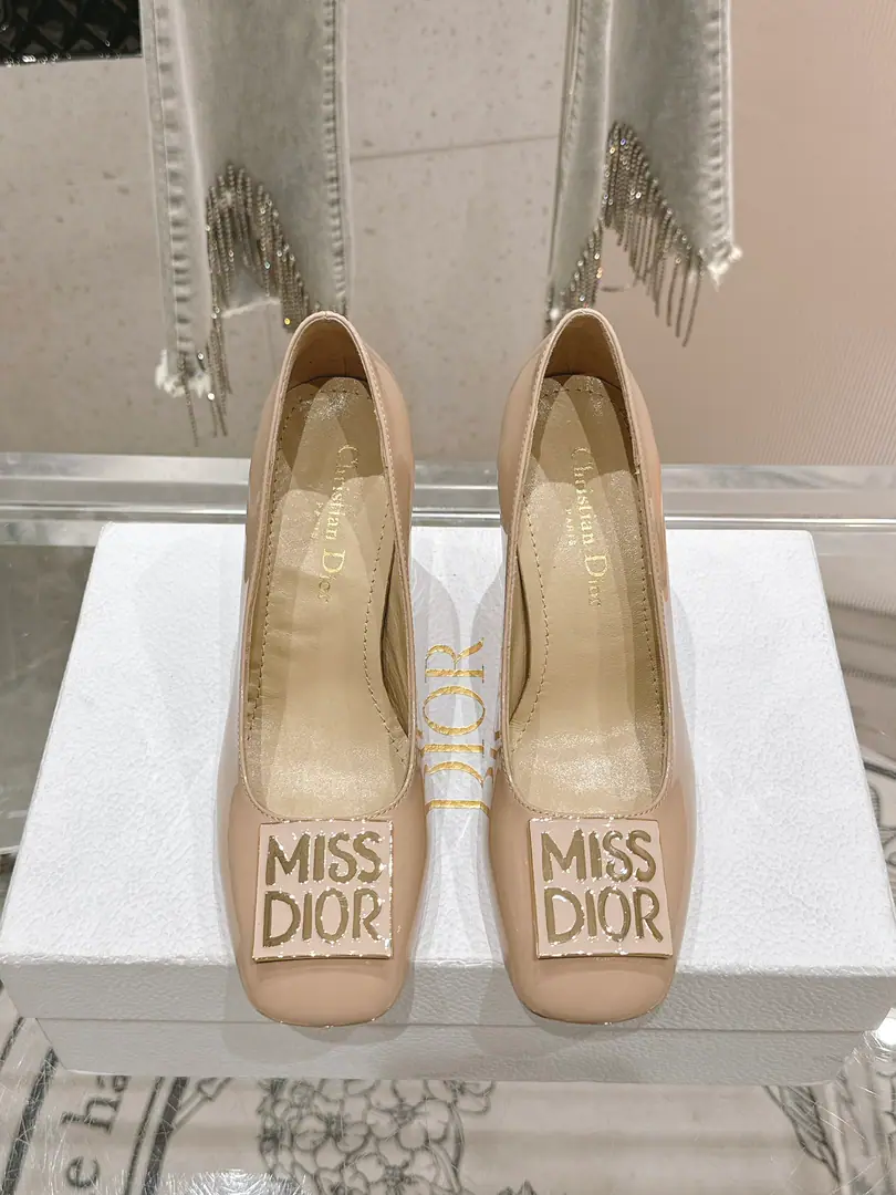 🏧𝐌𝐢𝐬𝐬 𝐃𝐢𝐨𝐫/The Diao classic Paris show. I'm a new cabinet. Metal button single shoe series This one.MissThe one-shoe series is a Paris show., Elegance fashion.. It's carefully crafted using paint leather., Shortcut, Shoe-faced metal with gold-faced beadslogoRaise the tone, Elegance atmosphere！Fashioned round-shoes and cylindrical heels are mutually reinforcing., It adds a high quality to the various shapes.. The shoes are painted with imported soft calves. The insides are all sheep's skin. Italian imports are so thick. He's tall.: 4cm/8cm Codes: 35-41 [40.41.42Custom]
