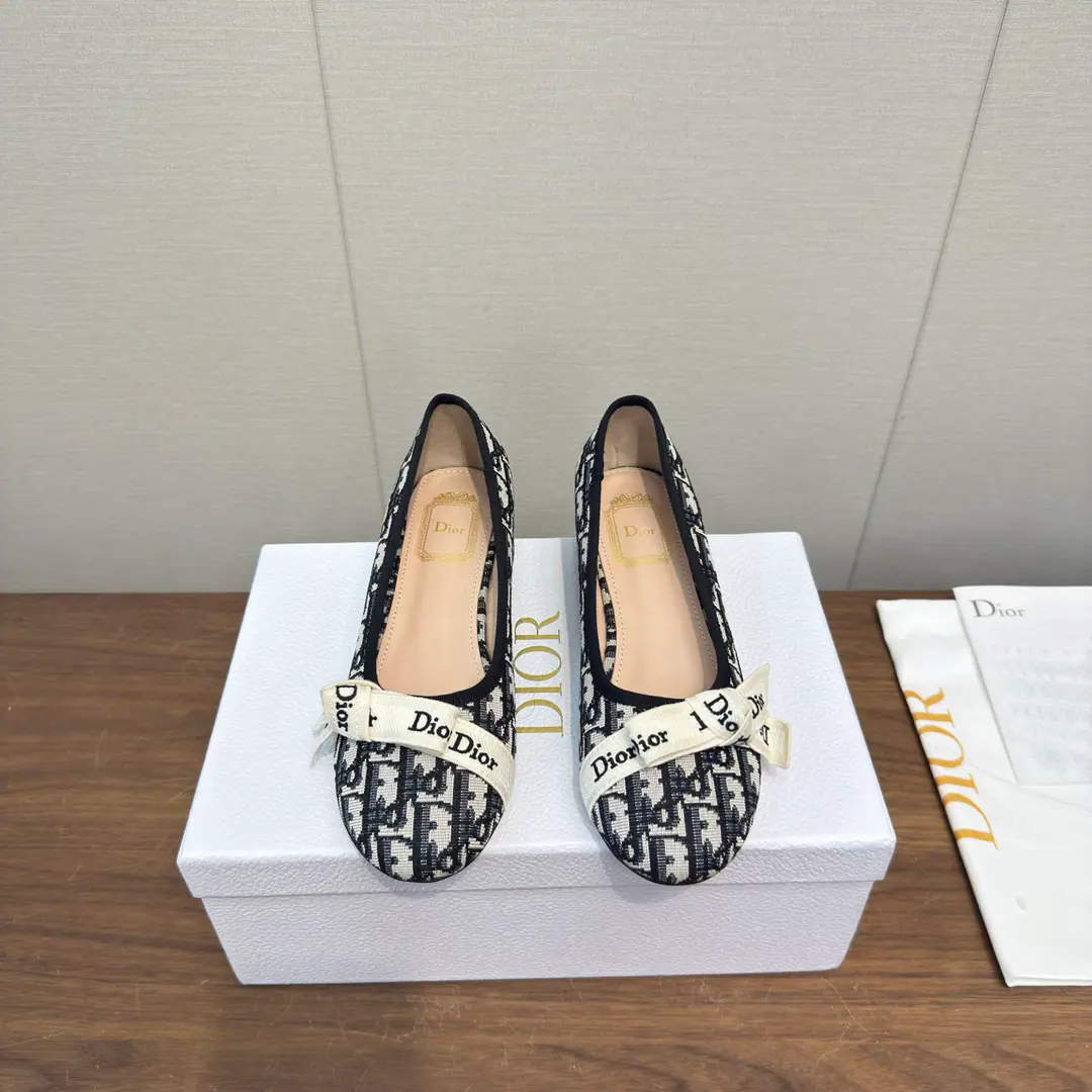 DIOr 26ss New paragraph Butterfly knots.🎀 Heel-shoes. Mary Jane's shoes. Ballet shoes. High Version DiorThe butterfly is wearing ballet shoes.｜Elegance never fades., Classic ballet shoes.+Signal Letter Butterfly Collar, French Ecliptic Laman, Soft-Back Round Head Design, The upper foot is comfortable., It's been a long time., 2& Colour all styles: The fog is blue and the warm atmosphere., The classic Black Book is right., Telecommuting, Date, Out of the street., Telecommuting, One pair to get everything done., The color value and comfort are online, The eternal classics in the shoe cabinet.. I've been wearing it long enough to be tired., It's the whole shoe cabinet.！♪ Gentle ♪/Sweet, cool girls can handle it., Close your eyes and don't step on the thunder.. Shoe.: Feature original material➕Lamb skin. Uchi.: Lamb skin. Otsumi!: Italy is a big-ass country. size: 35-41Code（40, 41Code custom is not to be changed）