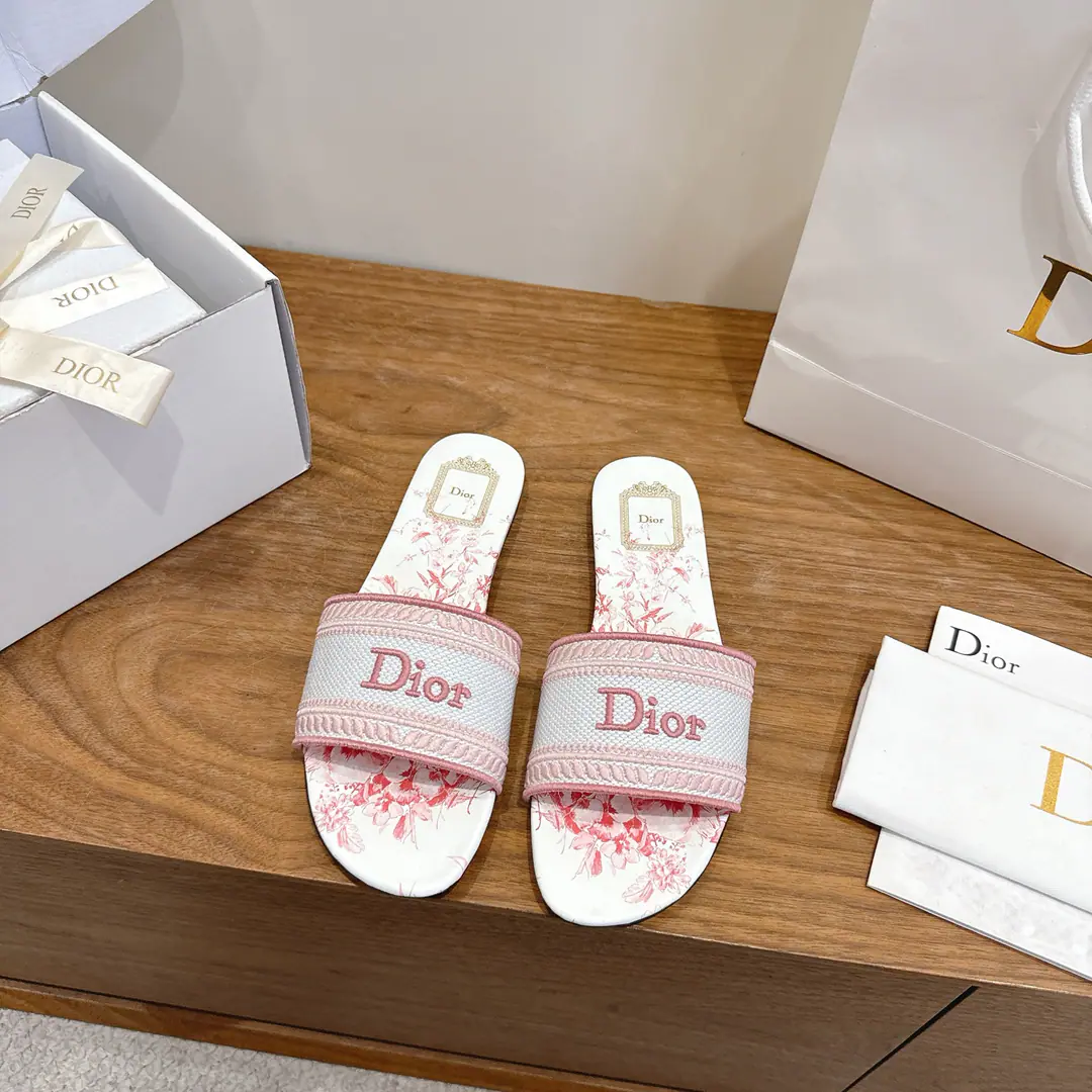 The factory price is flat. - It's a game. Dio. Dior 2026Spring and summer, the new girl's shoes. CDLetterlogoStereo-decording A pair of big, jelly-colored slippers. Market Top Version Material:The original shoe-faced, high-temperature water-melted cotton electrocution technology is a silky piece of fabric.+In the skin of the sheep.+Italy is a big-ass country. Packaging: Every pair of shoes. size: 34-43（34.40.41.42.43You're gonna have to do it or not.）