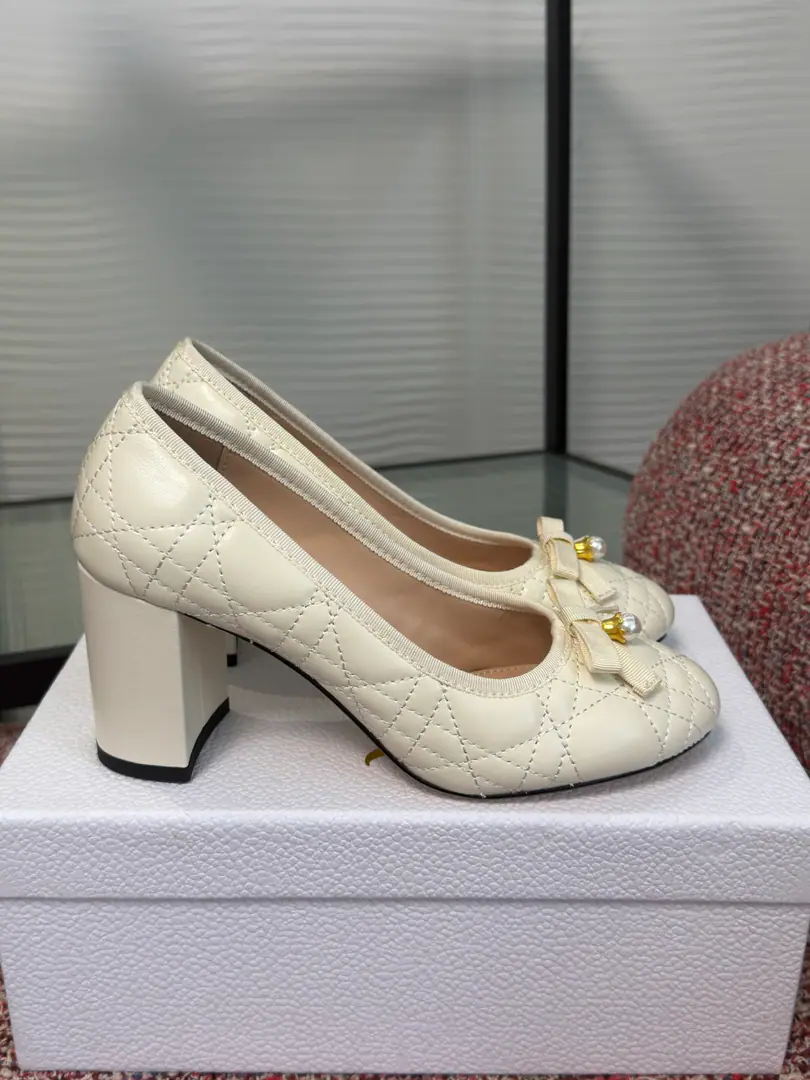Top Version DIOR Dio. 2026 Autumn brandy. Oblique Embroidery Butterfly knots. High heels. Ballet shoes. Single shoes. This one. Dior Ballet shoes. Dior Reinterpret classics with high-set elements. We use the naked color, we sew the leather., A Vine-Gart pattern., A beautiful bow of a bow., The dots are inspired by classics. Dior Tribales White earrings. CD Rude beads., Don't make a single.. Soft and cozy., A pair of leather and a staircase., It's a little bit of a pen for the season's styles.. Fabulous.: Import of sheep skin Uchi./Foot.: Import of sheep skin Otsumi!: Italian imports are so thick. He's tall.: 7.5cm Size: 34-41（34 40 41I'll make sure I don't change it.）