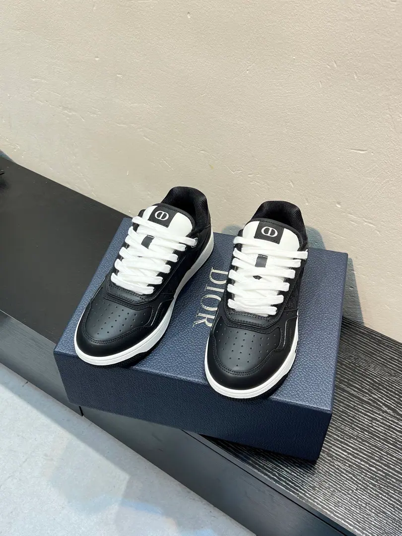 DiorDio.B27Series Couple money. Old flower. Stone tattoos. Leisure Sports shoes Shoes. Original procurement development Make the goods. This one. B27 Low-band sneakers are the newest in the series., Continue Dior The classic style of the. Made with white and gray smooth cow leather, The side is white. Oblique Galaxy Leather Motion. “CD Icon”The shoes are so beautiful and so delicate., Double rubber soles., The back end of the shoe and the heel have branded details., Raise the tone. It's a lot of fashion., It's a color for the different models.. Send a cabinet for fine packaging🛍📦 ▪️Fabulous.: Original custom-made cow skin+ ObliqueOld bouquet. ▪️Uchi.: Customize the air inside. ▪️Otsumi!: Original OpenTPUGroup Bottom ▪️Bottom: 2CM ▪️Size: Female size35-41 Men38-46（Women41 Men45 46Do it.）