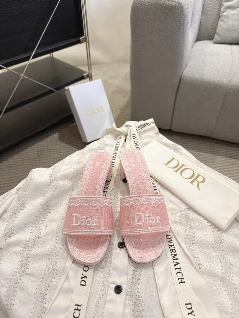 High heels Dror2026♪ Spring and summer ♪ CD•Ms. Dio has a long-term embroidered slipper. Christian Dior has always been a gorgeous and elegant noun., In fashion, the top of the world.👍 Especially worth mentioning.: A salivation.✨Pattern, Re-presentChrstian DiorOne of the precious symbols.✅ Original version*Full package More than 100 colors. ◽️Shoe.: Top-of-the-line embroidery cotton cloth. ◽️Uchi.: Import of sheep skin ◽️Otsumi!: The original is really leather. ◽️Codes: 35-41 (41Do it.) ⚠️⚠️⚠️Because of the color., Individual colours to be ordered, No, no, no, no, no.
