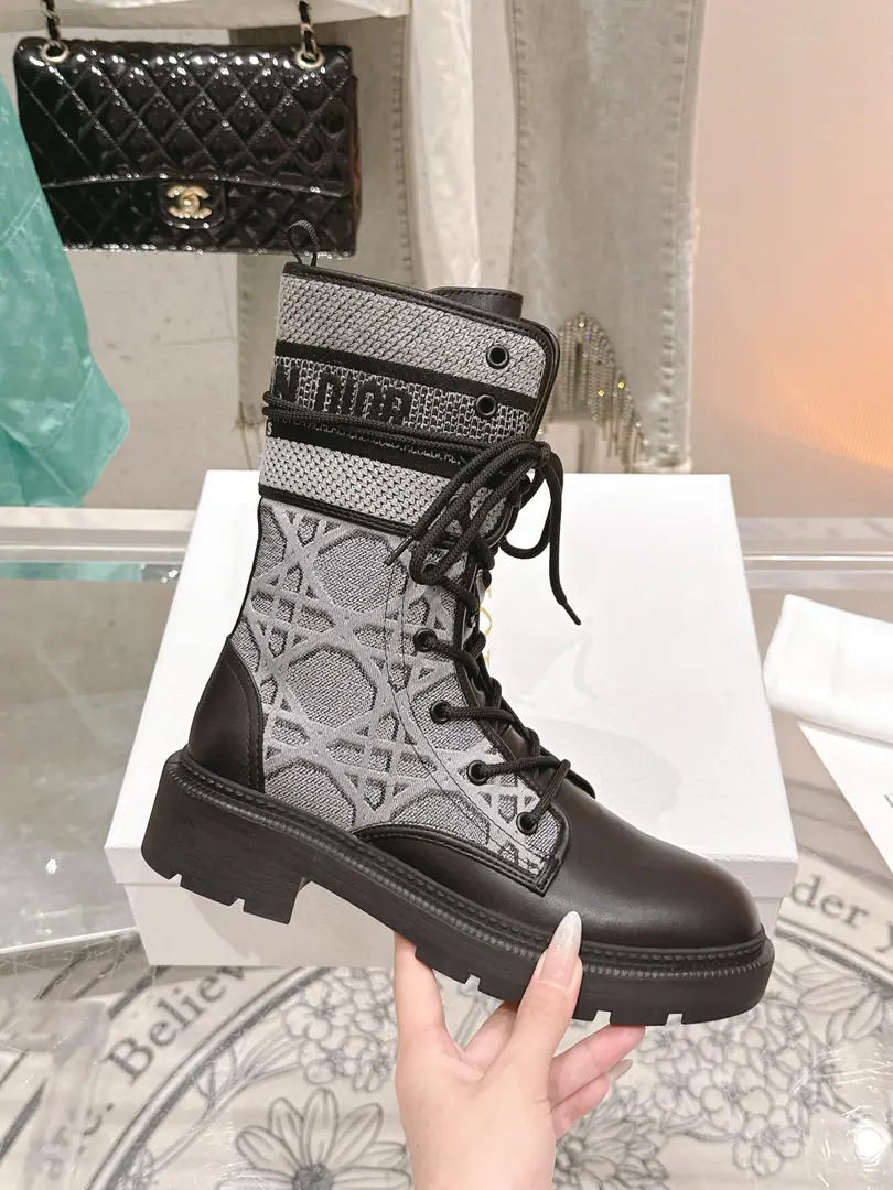 Piri./Mauri. 🏧𝐃𝐈𝐎𝐑Top-class classic boot., Autumn Winter Update SeriesD-MajorMartin's boot.💃Original1:1Shape, Perfect.！ Imported originals of cow leather fabrics The only one on the side of the bull's skin.. High-density embroidery process. OriginalTPUThree sets of large base. Size35-41 [40/41Custom] Inside is optional.:(Please make a note on the next order.) ✅A cow's skin., ✅A woolly mat.