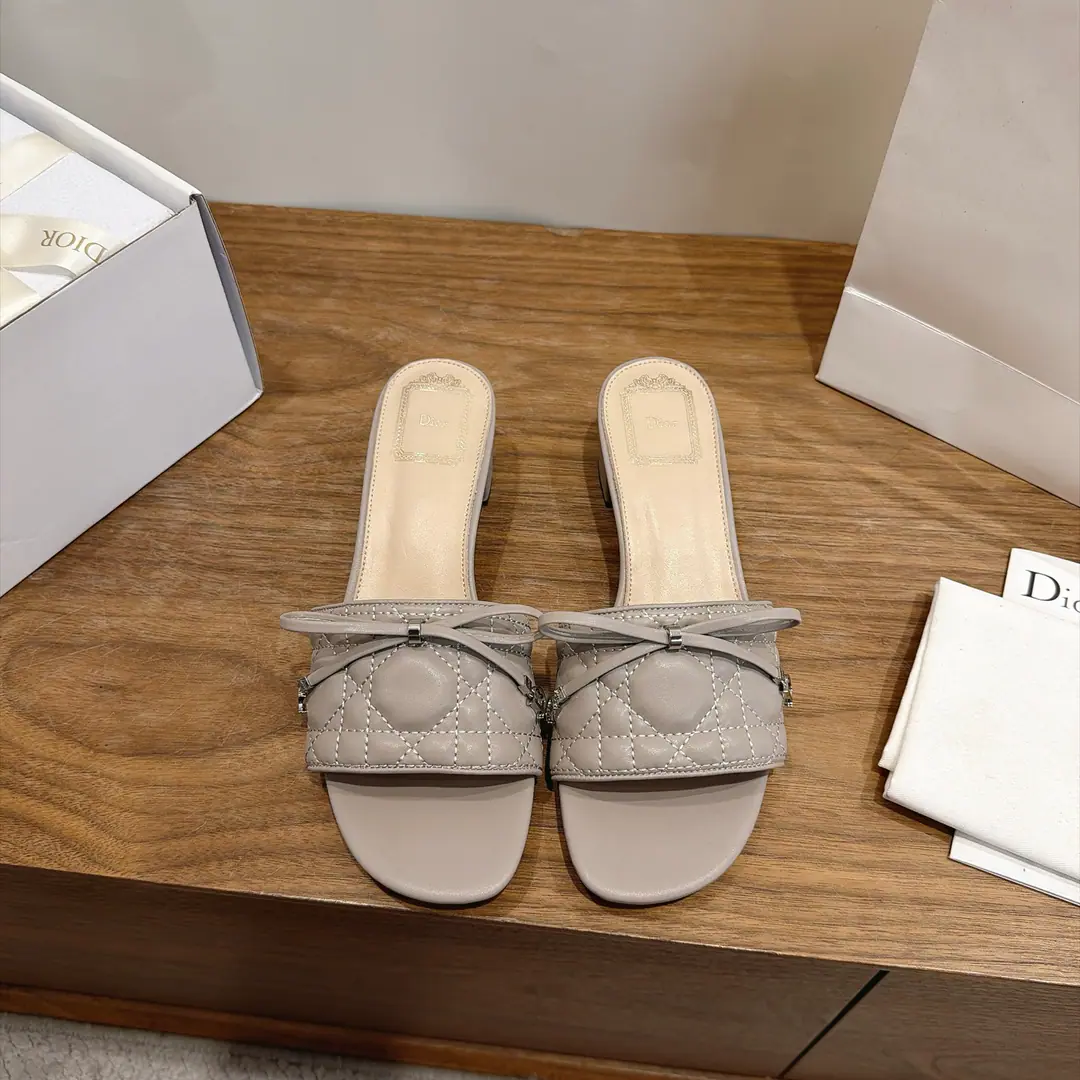 Aircraft box Plant prices:Bold Dio. Dior 2026The early spring new money. CannageThe vine-twilighted electric embroidery and the word-trapped butterfly swags. CDLetterlogoThe hardware is rounded up and the sandals are empty. Market Top Version Material:I'm a mixed-skinned goat.+In the skin of the sheep.+Italy is a big-ass country. He's tall.:4.5CM size: 34-43(34.40.41.42.43You're gonna have to do it or not.）