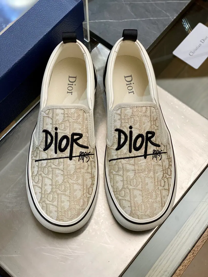 Dior Saltwind Sports shoes ♞. 39~45 Cotton flour multicolour Doves & Roses A pattern embroidery SaltwindThe series is a shoe line for Dior's daily leisure., Luxury locomotives., The master's low profile, old man., No, it's not.B23The high-end shoes are so high., It's better for a low profile.. The whole shoe is based on the classic skateboard canvas., Shoes are round., Long shoe work., No sense of stupidity., It's different from the big old man's shoes., It's a light-flag, daily flat-bed shoe.