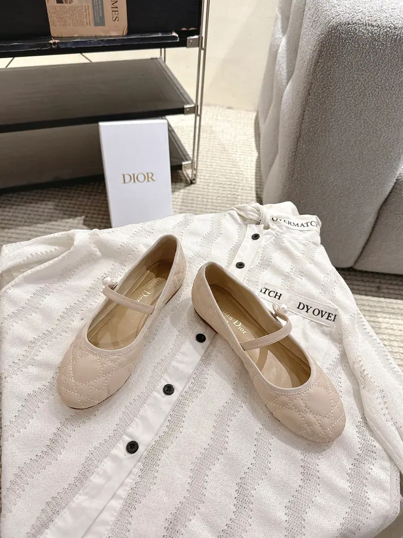 Dior｜26The new ballet shoes in early spring. NewDIORPearls, the diamond ballerina.🩰 Good boy.～ The classic Diotengrass elements of ballet shoes. The bow of the bow is added.CDThe pearl design is fine for details. A girl's got to be comfortable. It's really great. size: 35-42（40, 41, 42I'll make sure I don't change it.）