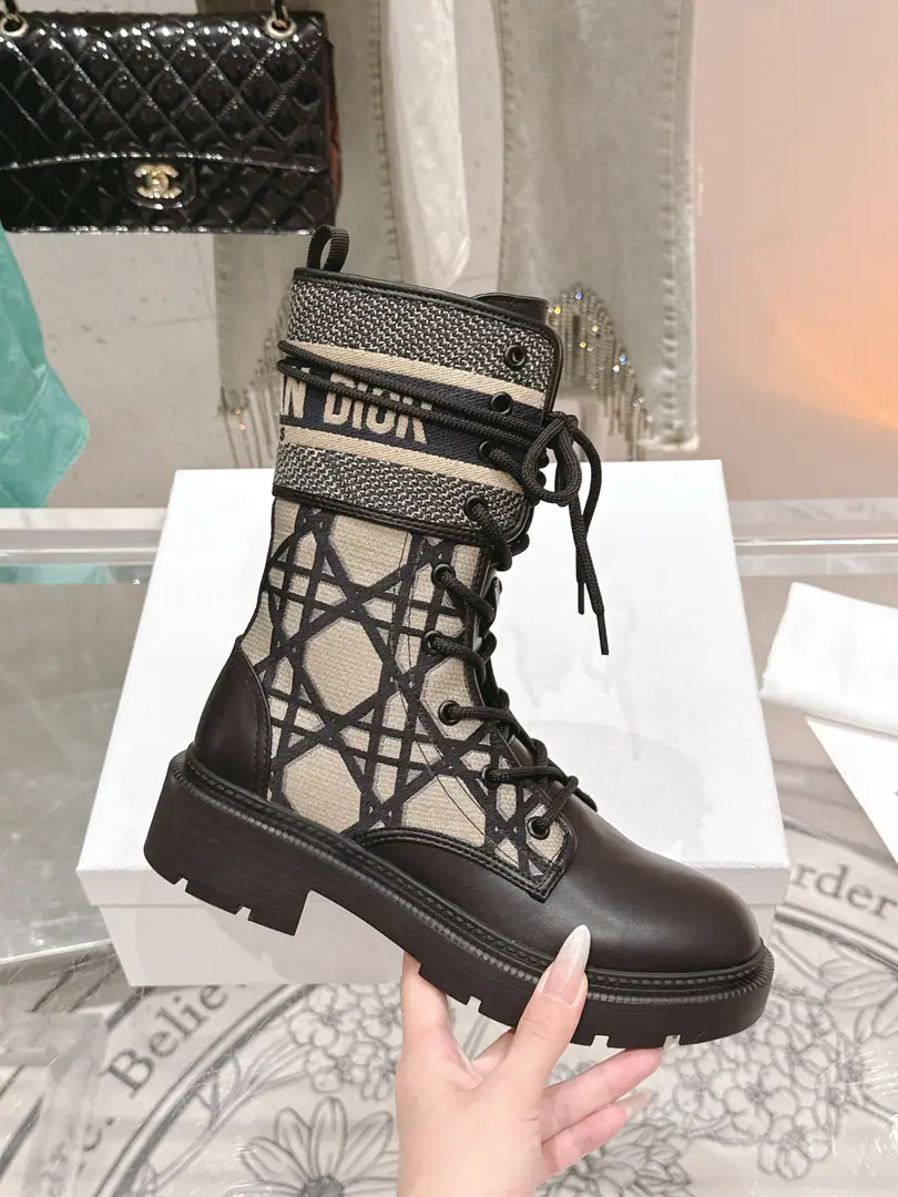 Piri./Mauri. 🏧𝐃𝐈𝐎𝐑Top-class classic boot., Autumn Winter Update SeriesD-MajorMartin's boot.💃Original1:1Shape, Perfect.！ Imported originals of cow leather fabrics The only one on the side of the bull's skin.. High-density embroidery process. OriginalTPUThree sets of large base. Size35-41 [40/41Custom] Inside is optional.:(Please make a note on the next order.) ✅A cow's skin., ✅A woolly mat.