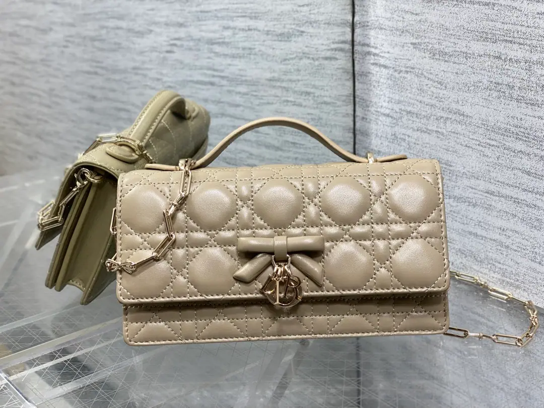 Current‼️ The newest butterfly chainer in the brick cabinet.🎀Signal vine grooves, A classic letter-and-letter strap.🎀👏, A new handle design., With soft sheep skin., Elegance and fashion.🙋, The brightest part is the beautiful pearl chain.😁, Make the whole bag even more sophisticated., Multiple layers and slots inside, A beautiful, practical one.😍 size:21*11*5cm 0502