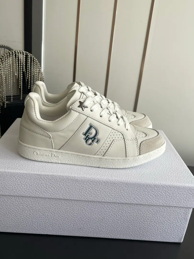 🏧𝐃𝐈𝐎𝐑The Dior series is half-drawn. White shoes. This one.cdThe sneakers are the new classic. Comfortable and elegant. It's made with white cow leather. In gold.CDMark With the soles of the thin shoes. ♪ Makes it feel like you're wearing ♪ It's a mix of seasons and leisure. Make a fine shape.. The shoe face is based on original calf skin. I'll put my foot on the skin inside. The original model of the rubber floor. Codes: 35-41（40 41Do it.）