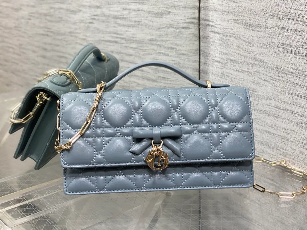 Current‼️ The newest butterfly chainer in the brick cabinet.🎀Signal vine grooves, A classic letter-and-letter strap.🎀👏, A new handle design., With soft sheep skin., Elegance and fashion.🙋, The brightest part is the beautiful pearl chain.😁, Make the whole bag even more sophisticated., Multiple layers and slots inside, A beautiful, practical one.😍 size:21*11*5cm 0502