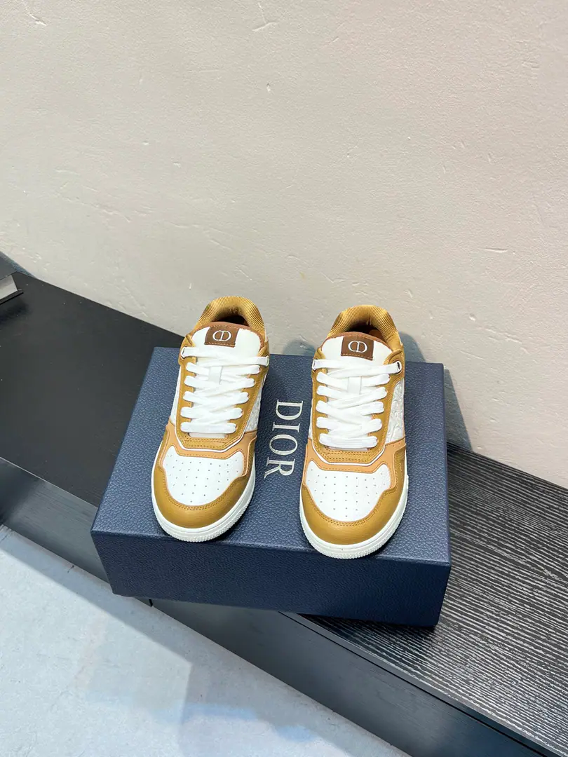 DiorDio.B27Series Couple money. Old flower. Stone tattoos. Leisure Sports shoes Shoes. Original procurement development Make the goods. This one. B27 Low-band sneakers are the newest in the series., Continue Dior The classic style of the. Made with white and gray smooth cow leather, The side is white. Oblique Galaxy Leather Motion. “CD Icon”The shoes are so beautiful and so delicate., Double rubber soles., The back end of the shoe and the heel have branded details., Raise the tone. It's a lot of fashion., It's a color for the different models.. Send a cabinet for fine packaging🛍📦 ▪️Fabulous.: Original custom-made cow skin+ ObliqueOld bouquet. ▪️Uchi.: Customize the air inside. ▪️Otsumi!: Original OpenTPUGroup Bottom ▪️Bottom: 2CM ▪️Size: Female size35-41 Men38-46（Women41 Men45 46Do it.）