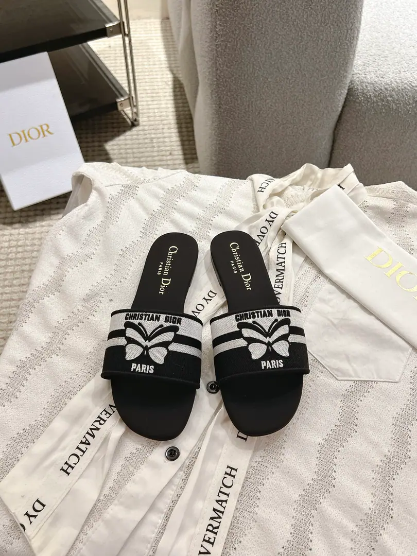 Floor D*or2026♪ Spring and summer ♪ CD•Ms. Dio has a long-term embroidered slipper. Christian Dior has always been a gorgeous and elegant noun., In fashion, the top of the world.👍 Especially worth mentioning.: A salivation.✨Pattern, Re-presentChrstian DiorOne of the precious symbols.✅ Original version*Full package More than 100 colors. ◽️Shoe.: Top-of-the-line embroidery cotton cloth. ◽️Uchi.: Import of sheep skin ◽️Otsumi!: The original is really leather. ◽️Codes: 35-41 (41Do it.) ⚠️⚠️⚠️Because of the color., Individual colours to be ordered, No, no, no, no, no.
