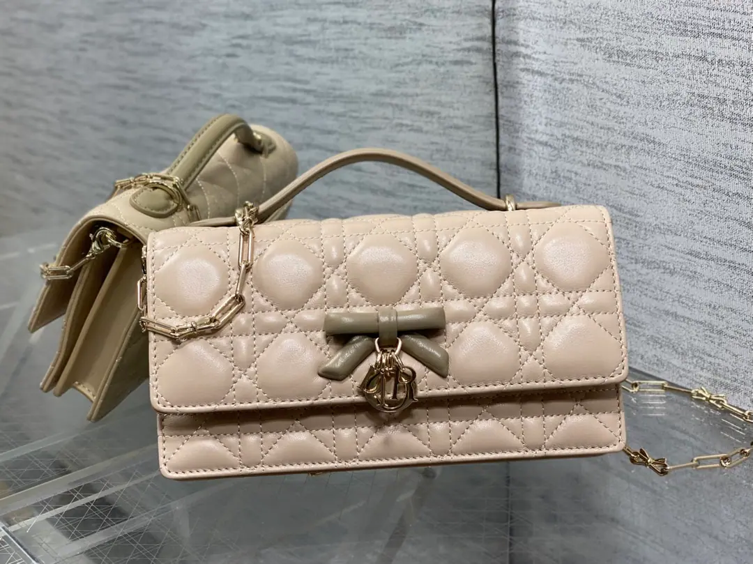 Current‼️ The newest butterfly chainer in the brick cabinet.🎀Signal vine grooves, A classic letter-and-letter strap.🎀👏, A new handle design., With soft sheep skin., Elegance and fashion.🙋, The brightest part is the beautiful pearl chain.😁, Make the whole bag even more sophisticated., Multiple layers and slots inside, A beautiful, practical one.😍 size:21*11*5cm 0502