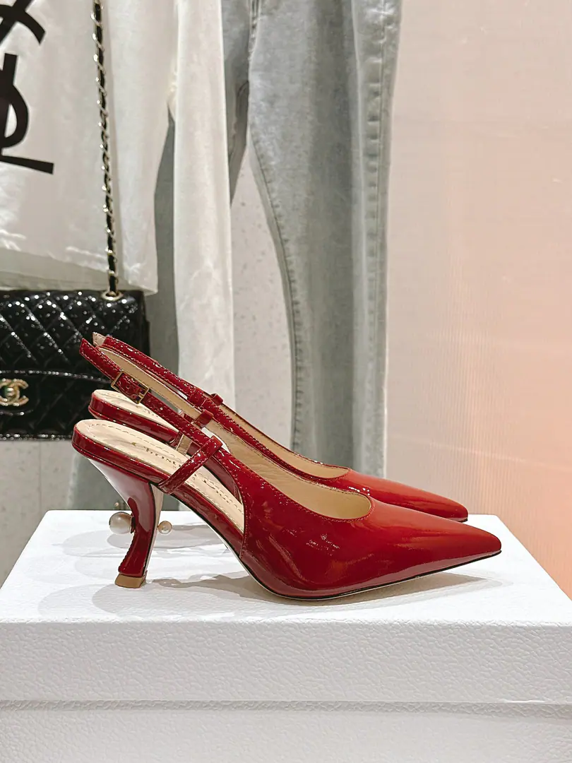 🏧𝐃𝐈𝐎𝐑The Dio New Series Pearls and pointers, and high heels. The shoes are painted with imported cattle. The inside of the parchment. Italian original cow-skin soles. He's tall.: 8cm Codes: 35-39 [40.41Do it.]