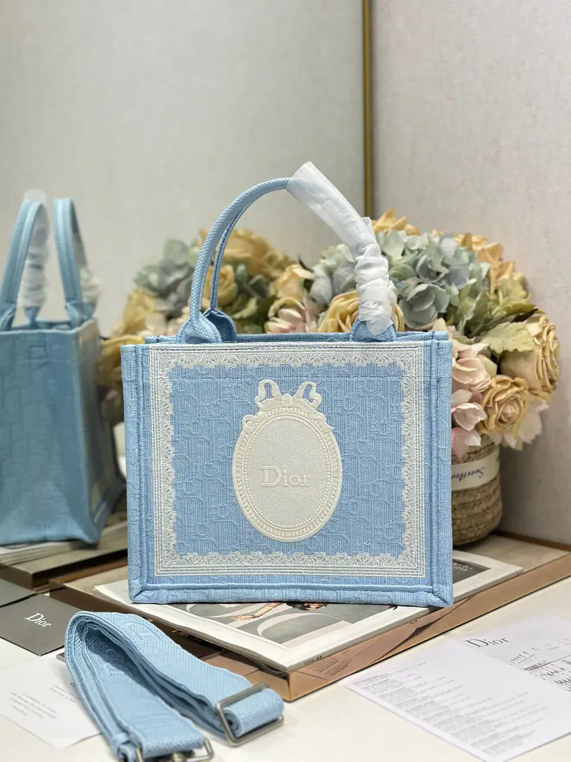【The sky-blue mirror with the shoulder belt. Size of the trumpet】 Dio.r Mini Book tote An ancient, fashionable, denture-shaped monolith.♡The fine embroidery is perfect. You can bring a good light to the match.～ This little one is so much love.8！ It's easy to put a little bit of little stuff in a little bag.～ Who uses who? A fairy with a fine meal must enter.. Paragraph:1265/1286 Dimensions:26.5×21×14cm - I can take one. iPad Air 4 Or one. iPad Pro 11 0006