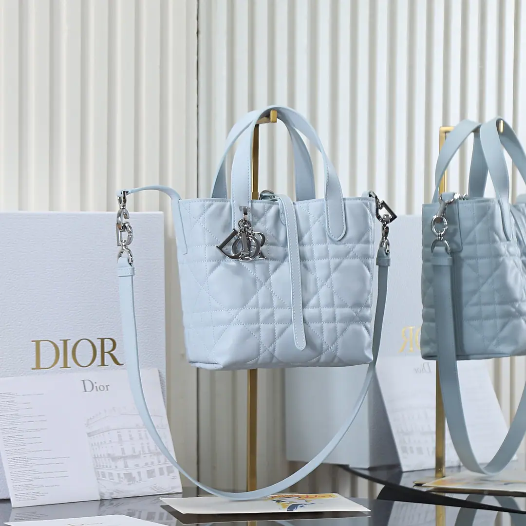 Original plant level ToujoursPrototype series subcolons Ice blue. M2835 A special basket., It's a little too beautiful., Capat value bag, Take a good look at it., Super-dig., Combining classic letters with accessories, Morden's fashion is perfect., The body is very soft., The calf's skin is full of high quality., Not a single-leg button., - With a long shoulder., Full functional score, And the capacity is very high.nice, The daily travels can be put down. size:16*12*18cm