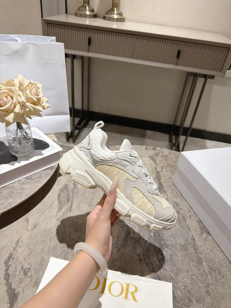 The latest blast. Star money.2026The main thruster. The new Dio. Dior Chrono New leisure sneakers, old dad's shoes. It's really cool., The future is so strong.!Really good.！Once again, the idea of Diocuncupation was played out., Lucky star is good luck for you., It's brand new.EVAThe soles are so light and soft.!The original is perfect.！Full-to-Purpose Material Modular！！35-39(40.41.42Do it.)