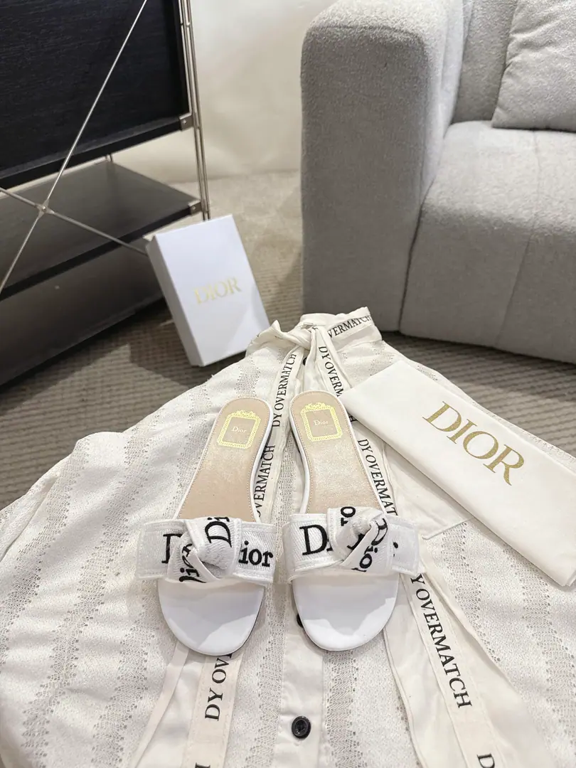 Floor Dror2026♪ Spring and summer ♪ CD•Mrs. Dior has a butterfly on her skin slippers. Christian Dior has always been a gorgeous and elegant noun., In fashion, the top of the world.👍 Especially worth mentioning.: A salivation.✨Pattern, Re-presentChrstian DiorOne of the precious symbols.✅ Original version*Full package More than 100 colors. ◽️Shoe.: Top-of-the-line embroidery cotton cloth. ◽️Uchi.: Import of sheep skin ◽️Otsumi!: The original is really leather. ◽️Codes: 35-41 (41Do it.) ⚠️⚠️⚠️Because of the color., Individual colours to be ordered, No, no, no, no, no.