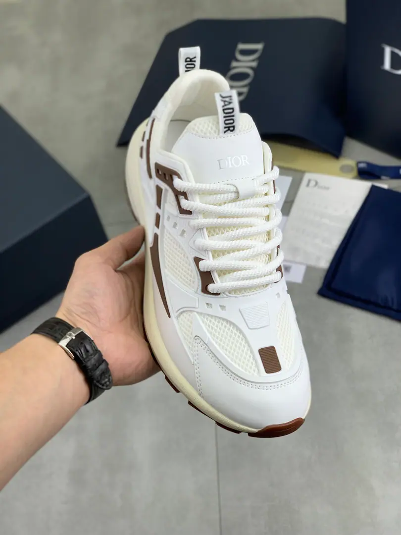 Plant prices ⚽️ 💎💎💎Top Quality DIORDior. Low Gang Sports Shoes Series The new low-banded sneakers this season are one of the flagships of the series.. The tweaked-up fabrics and white technical fabrics with the skin of the cow and shoe., Embellished with a reflection graphic symbol. Heel and tongue to mark., A particularly light carving rubber soles with a symbolic dot-up., The internal sling details shape the ideal comfort of wearing the experience., It's a mix of leisure styles.. Showing the modern style of fashion. Size:39-45（38 46Do it.）