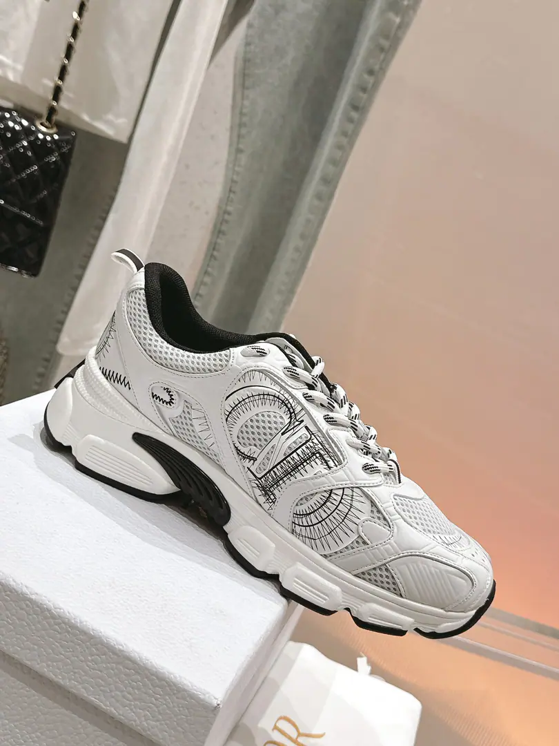 🏧𝐃𝐢𝐨𝐫Top quality upgrades Couple money.👫Classic recreational shoes. The prototype is a model. The details are welcome. The original shoe face of the grid. It's a nice airnet. OriginalEVAThe soles are so light and soft.！ Female size:35-41 [40.41Make a reservation.] Men:38-45 [38.45Make a reservation.]