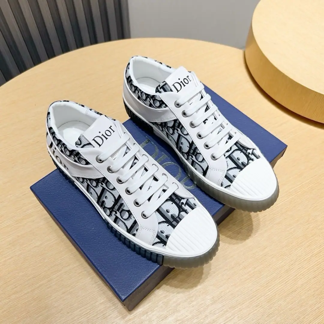 🇨🇳 【Dior】Dio.✨Sync online👏 This is a new set of leisure shoes., Continue Di*rThe classic style of the. Shoes face is made from original fabric, Combining original textures, The back end of the shoe and the heel have branded details., Raise the tone. It's a lot of fashion.. It's a pair of jeans or casual pants., Making leisure models. Size: 38-46（45 46 Do it.）