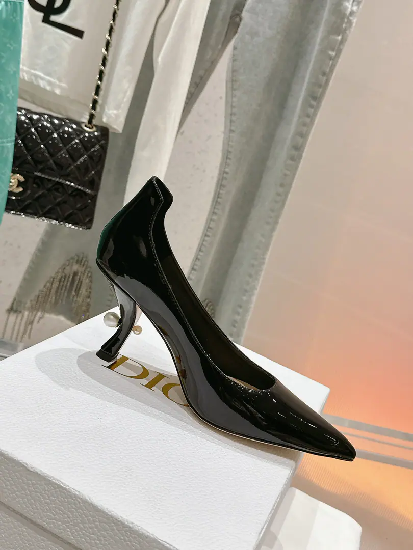 🏧𝐃𝐈𝐎𝐑The Dio New Series Pearls and pointers, and high heels. The shoes are painted with imported cattle. The inside of the parchment. Italian original cow-skin soles. He's tall.8cm Codes34-42 [34.40.41.42Do it.]