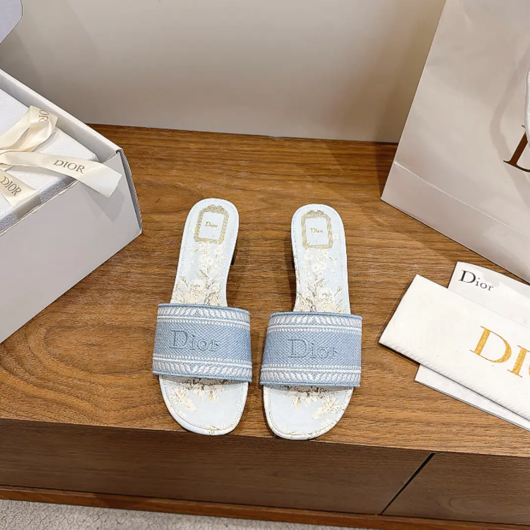 Dio. Dior 2026Spring and summer, the new girl's shoes. CDLetterlogoStereo-decording A pair of big, jelly-colored slippers. Market Top Version Material:The original shoe-faced, high-temperature water-melted cotton electrocution technology is a silky piece of fabric.+In the skin of the sheep.+Italy is a big-ass country. Packaging: Every pair of shoes. He's tall.:4.5CM size: 34-42（34.40.41.42.You're gonna have to do it or not.）