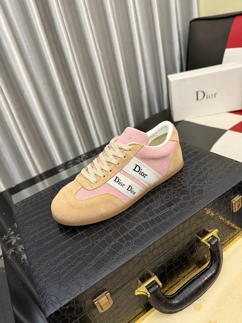 Get out of the factory.⌚️⌚️【Dior】Dior's leisure shoes., Use imported cattle skin pressure to match brand fonts, The back and the cow's skin are high., In the sheep's skin., It's comfortable., Easy., Original, head starter., Official Network1: 1, The bottom of the private model., Codes36One. ️⃣Colour Optional