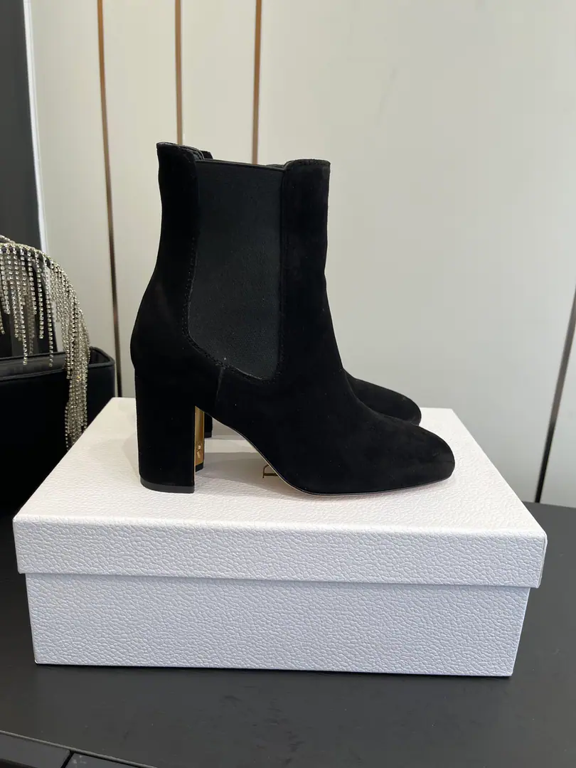 🏧𝐃𝐈𝐎𝐑Dio. Autumn and winter money. Bold and short boots. This one. D-ShadowHigh-thirsty boots. Double-stressed. Autumn and winter match. 8cm, The cylindrical heel and shoe heel branding details of electron are a source of fashionable charm.. The pasta mixes with the sheep skin.+Uchi./A foot-skin.+That's a big import.. Codes: 35-41（40.41Do it.）