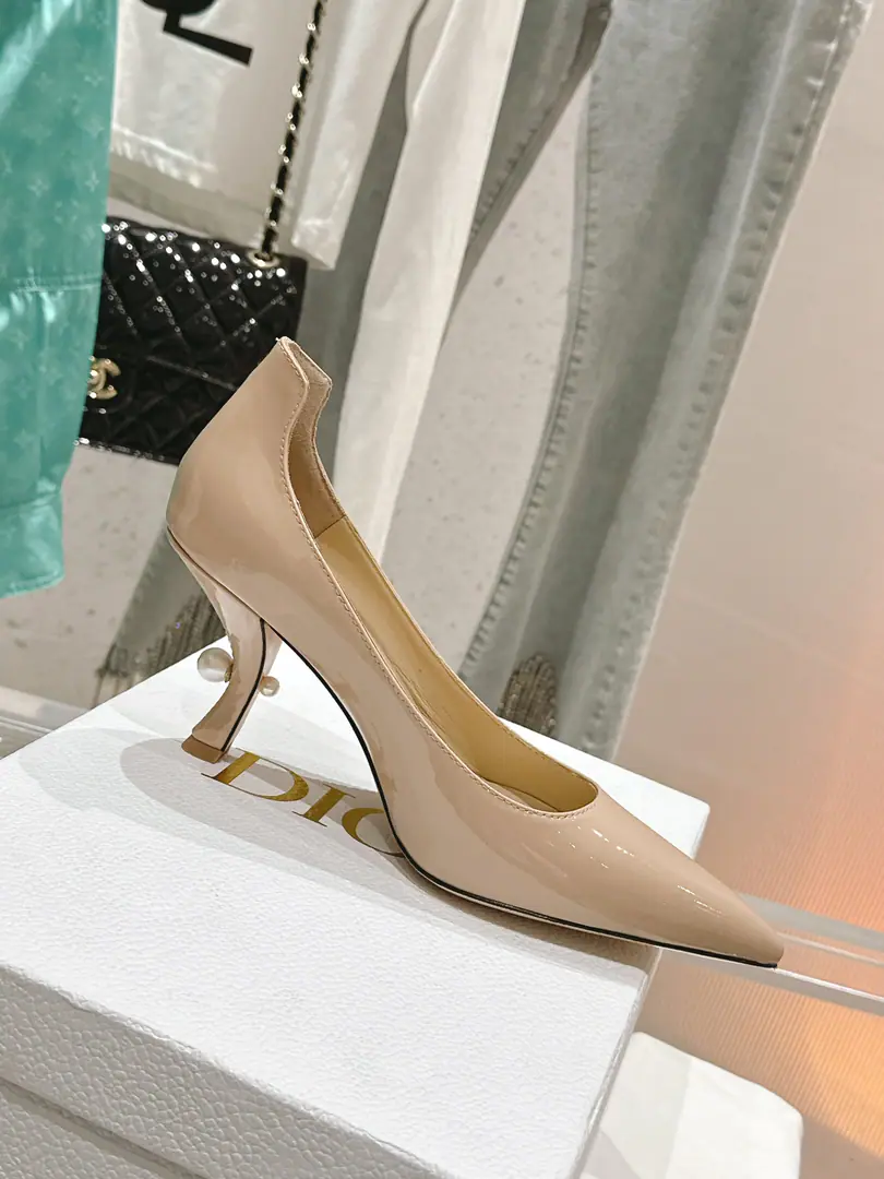 🏧𝐃𝐈𝐎𝐑The Dio New Series Pearls and pointers, and high heels. The shoes are painted with imported cattle. The inside of the parchment. Italian original cow-skin soles. He's tall.8cm Codes34-42 [34.40.41.42Do it.]