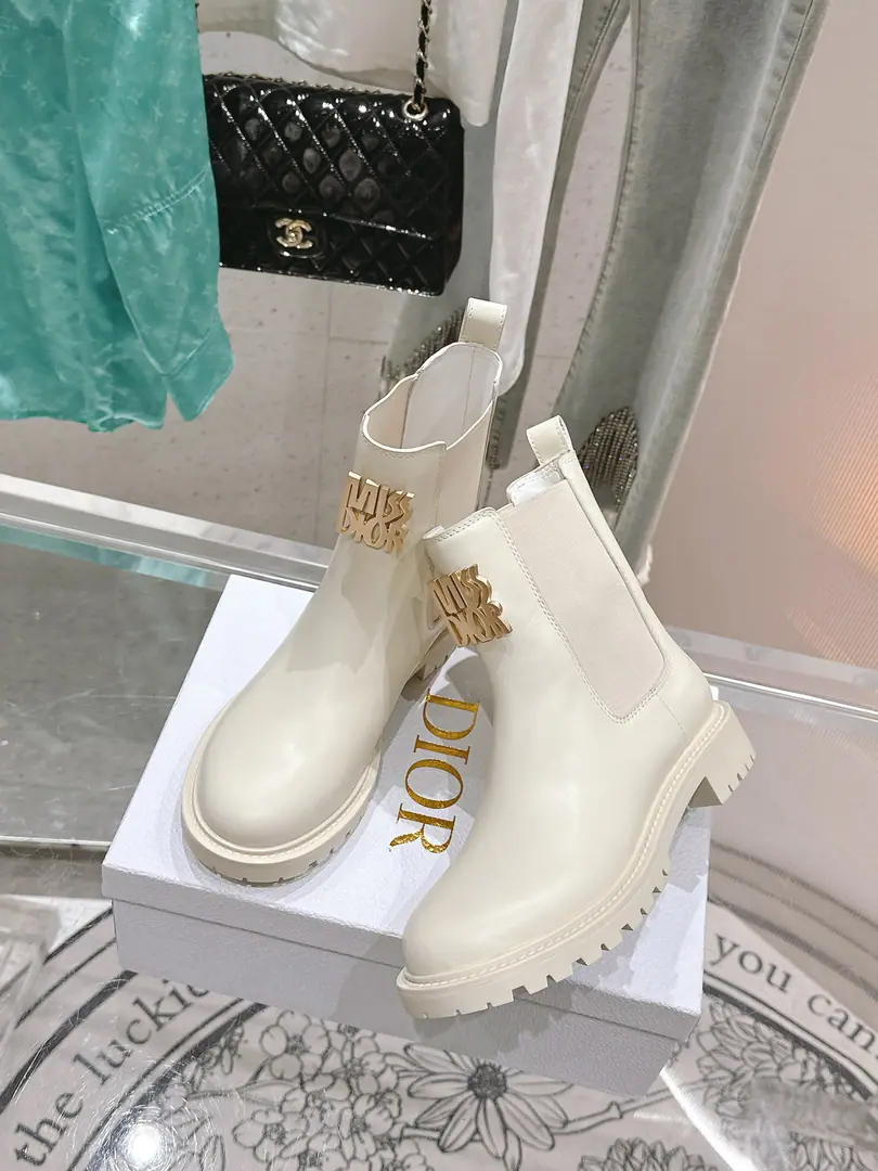 🏧𝐃𝐢𝐨𝐫The top fall and winter show. Martin boots. The original decomposition development is perfect. New leather buttons with boots to text details. The heart of the craftsman is mixed with color. Show the tide front. Nice and handsome. Momentum style. Fabulous.:Original custom-made cow skin Uchi.:Import watered cow skin Otsumi!:Original model rubber bottom Size:35-40 [40Custom]