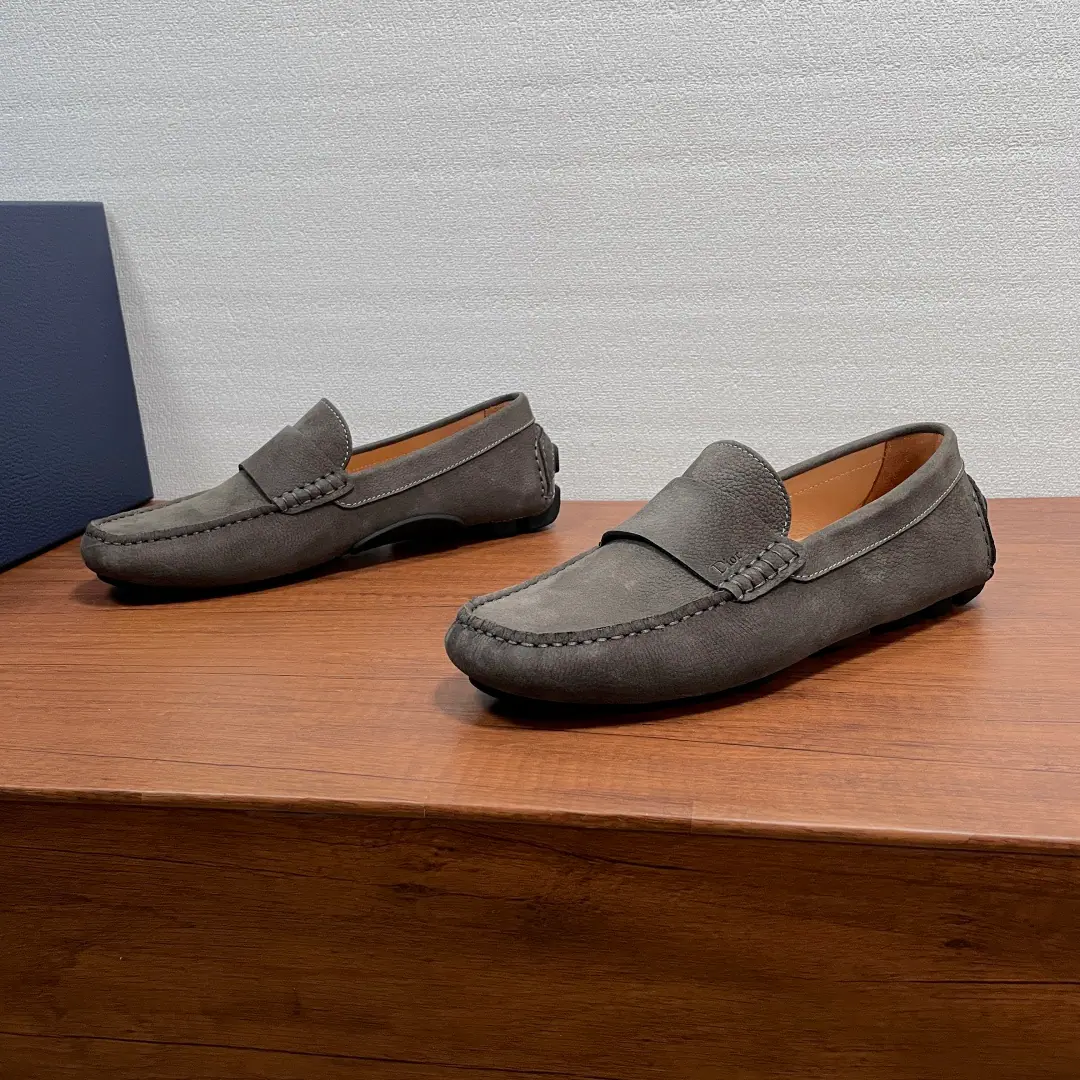 DIOR/Dio. Dior A man's new shoes, a man's shoes. This is a leisurely dress-up shoe.. Using a luxurious, soft, smooth little cow leather., High-wild grinding of sands and stubbles of sands and cattle stubblings are carefully crafted, Simultaneous crossband design, External side“DIOR”The pressure marks are up the tone., And rubbers to shoot the soles out of the shoe., The back with the rubber.“CD”The pattern is more sophisticated., It can add grace to the various forms of leisure.. The whole cow's skin is in the ground., Makes a comfortable dress experience.. A free pass., ♪ Make a fashionable and leisure-like look ♪. Full package！ Size: 39-40-41-42-43-44（38/45- It's a deal.）