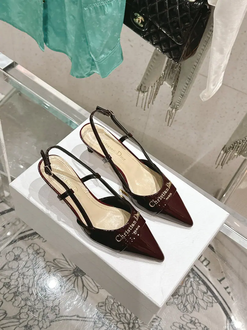 🏧𝐃𝐢𝐨𝐫The Dior's new Mary Jane. LetterlogoThe back of the sky with sandals. Original scribbles on the shoe surface The insides are all sheep's skin. The original Italian is a leather. He's tall.5.5cm Codes35-42 [40.41.42Custom]