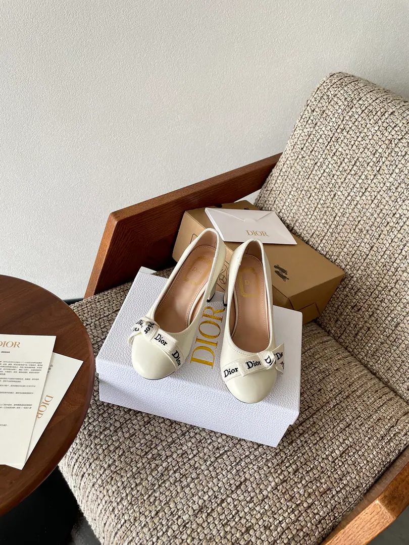 Dior | Dio. 26Spring and summer embroidery.logoWeasels of butterflies tied to the bottom of the round Mary Jane's shoes.！ 🧡💚2026Spring and summer brand new. Top Version⚠️ The owner of the counter is making a new offer. CDButterfly with Mary Jane's ballet shoes. New hardware.🆕 Requisition level！It's a great sense of excellence.！A huge amount of money from domestic and international bloggers., Old and fashionable. 💎The upper toe blew up.！The boss's push.★ Shoe.:Use of mixed-import sheep skin Inside, put your feet on the inside.:Importing crystal sheep skin Otsumi!:Italian imports are so colory. Codes:35-41（40 41 I'll make sure I don't change it.）