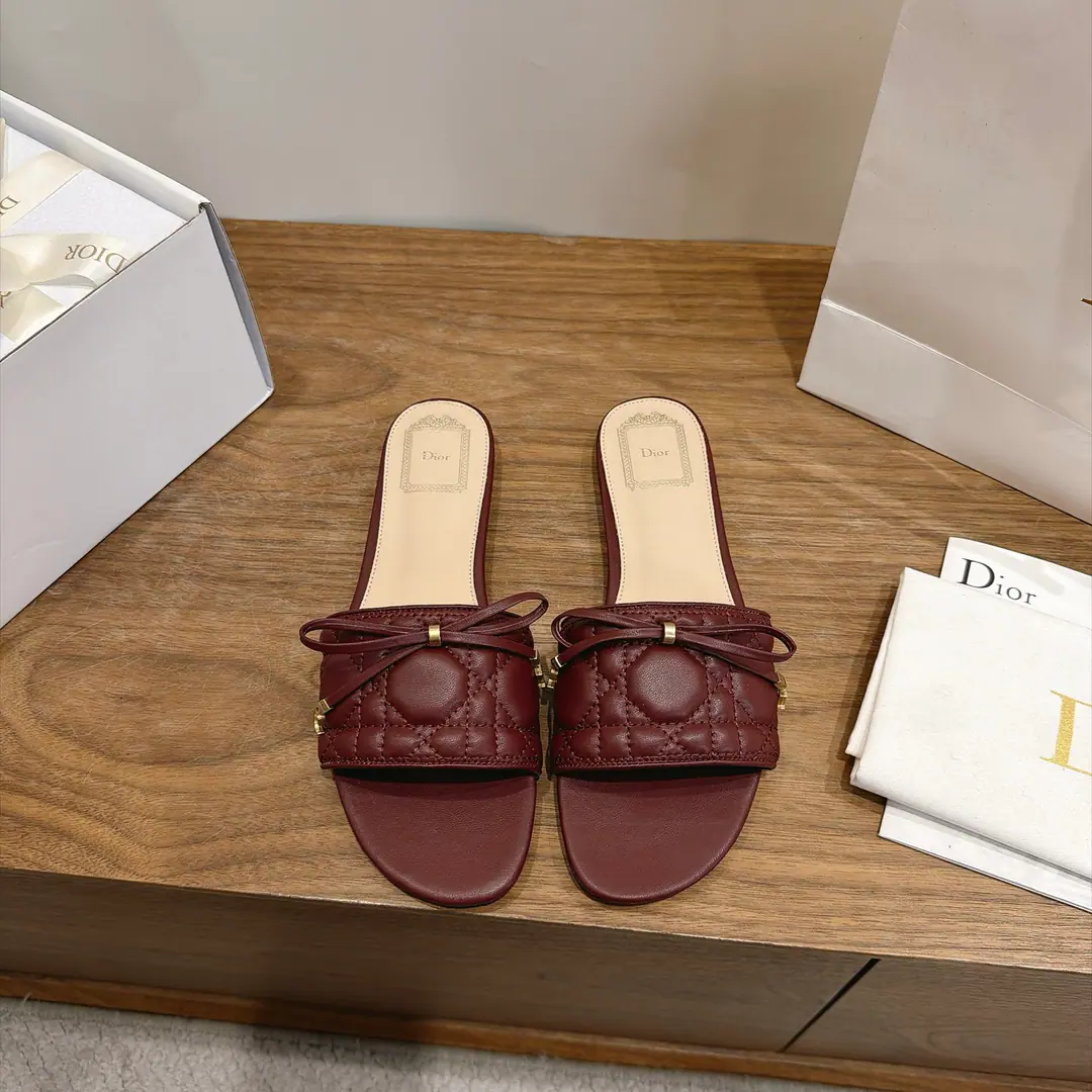Aircraft box Plant prices:Floor Dio. Dior 2026The early spring new money. CannageThe vine-twilighted electric embroidery and the word-trapped butterfly swags. CDLetterlogoThe hardware is rounded up and the sandals are empty. Market Top Version Material:I'm a mixed-skinned goat.+In the skin of the sheep.+Italy is a big-ass country. He's tall.:Flat size: 34-43(34.40.41.42.43You're gonna have to do it or not.）