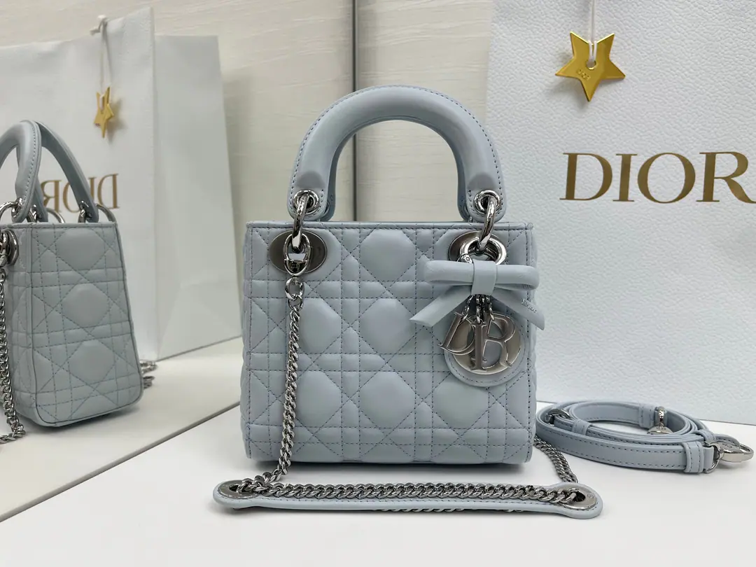 Top First List Butterfly knots.🦋Lady Dior Three-glaze blue., The classic "Fancy Bag" is a collection of the best. Dior A profound insight into grace and beauty.. It's a very elaborate work., Make a good look at the vine-twice. Sew the details., The design of the noble classics has been long and long.. Silver Metal“D.I.O.R.”The hanger., Add a touch of the fine contour.. Mini-style., With a detachable chain shoulder belt., But the handy., Shoulder or slash, It's the ideal date for the evening costume.. Dismantled straps., But with other straps of embroidery., Dimensions: 17×15×7cm, Encoding6603 0009