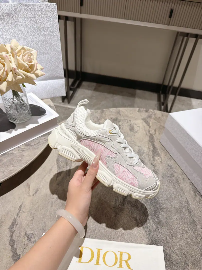 The latest blast. Star money.2026The main thruster. The new Dio. Dior Chrono New leisure sneakers, old dad's shoes. It's really cool., The future is so strong.!Really good.！Once again, the idea of Diocuncupation was played out., Lucky star is good luck for you., It's brand new.EVAThe soles are so light and soft.!The original is perfect.！Full-to-Purpose Material Modular！！35-39(40.41.42Do it.)