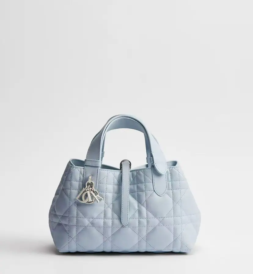 【The Deeds.】 SmallDior ToujoursHard pocket. The blue cow leather is super-dove. It's exclusive. A big, big shopping bag with a silver button on the blue cow. Dimensions: 16*18*12centimetres Import of original plant skin+Imported equipment embroidery+Importing pure steel hardware+The original plant imported glue.+Original development+ Chip jump code.+The inside calf skin.=The exclusive ceiling king's shopping bag. Quality camera version of the camera This group is mainly on the front., Back, Side, Bottom Whole Package Package-to-Purpose Super-bright. The original porter.