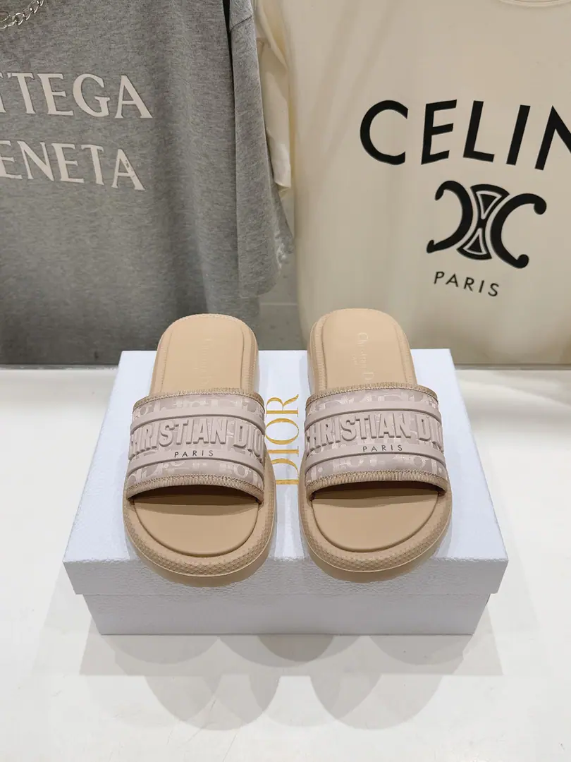 🏧𝐃𝐈𝐎𝐑The latest sand slipper. Original Recym I'm so tired of watching the money.#The upper foot is very comfortable.! Original custom materials, Soft and delicate., The upper foot is so charming., It's full of texture.💯 Shoe-faced cow skin.+Embroidery Magic stickers. Stereo. The inside of the cow. I'm comfortable with air. The original is starting to burst into the bottom. Size35-41 [40.41Make a reservation.]