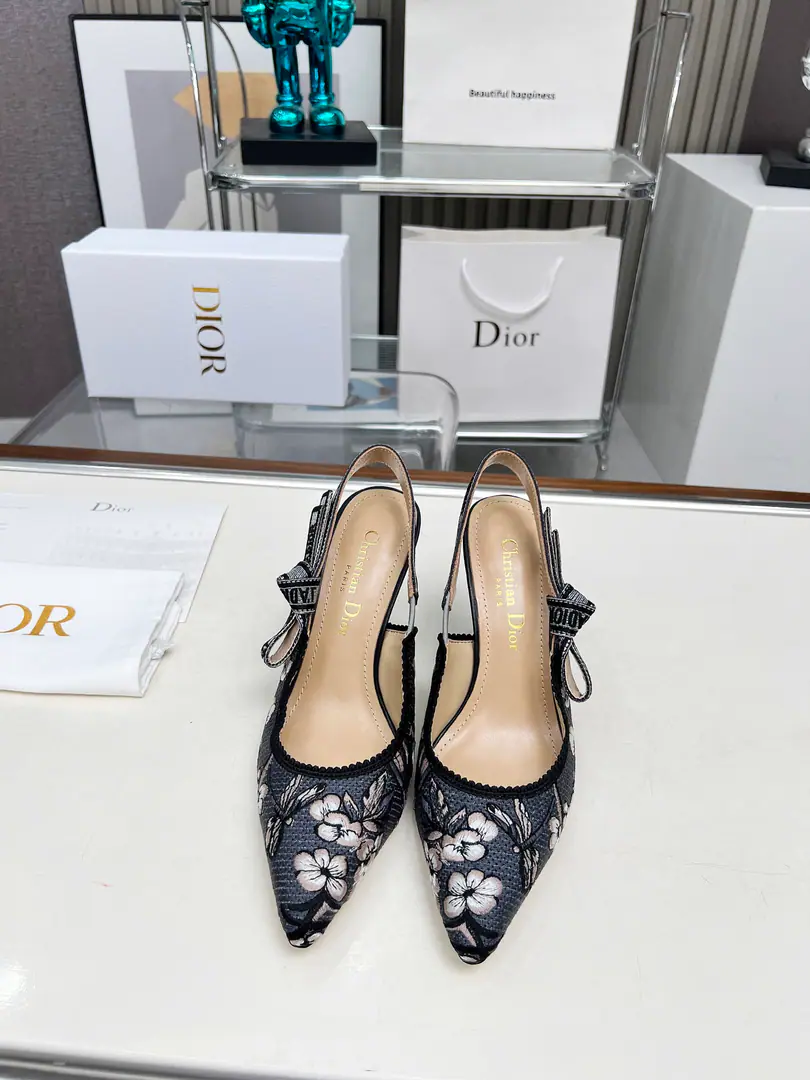 Gum./Python. 🏧𝐃𝐈𝐎𝐑Dio. - A embroidered heels. Embroidery LetterlogoSkins and sandals. The cabinet has a new picture of the flower embroidery.. Original purchase. Specialized materials. The original one-to-one.！ Original Speculated Environmental Pyrome Shoes In top-of-the-sheep skin.+Pure copper hardware button. Size: 34-43 [40.41.42Custom]