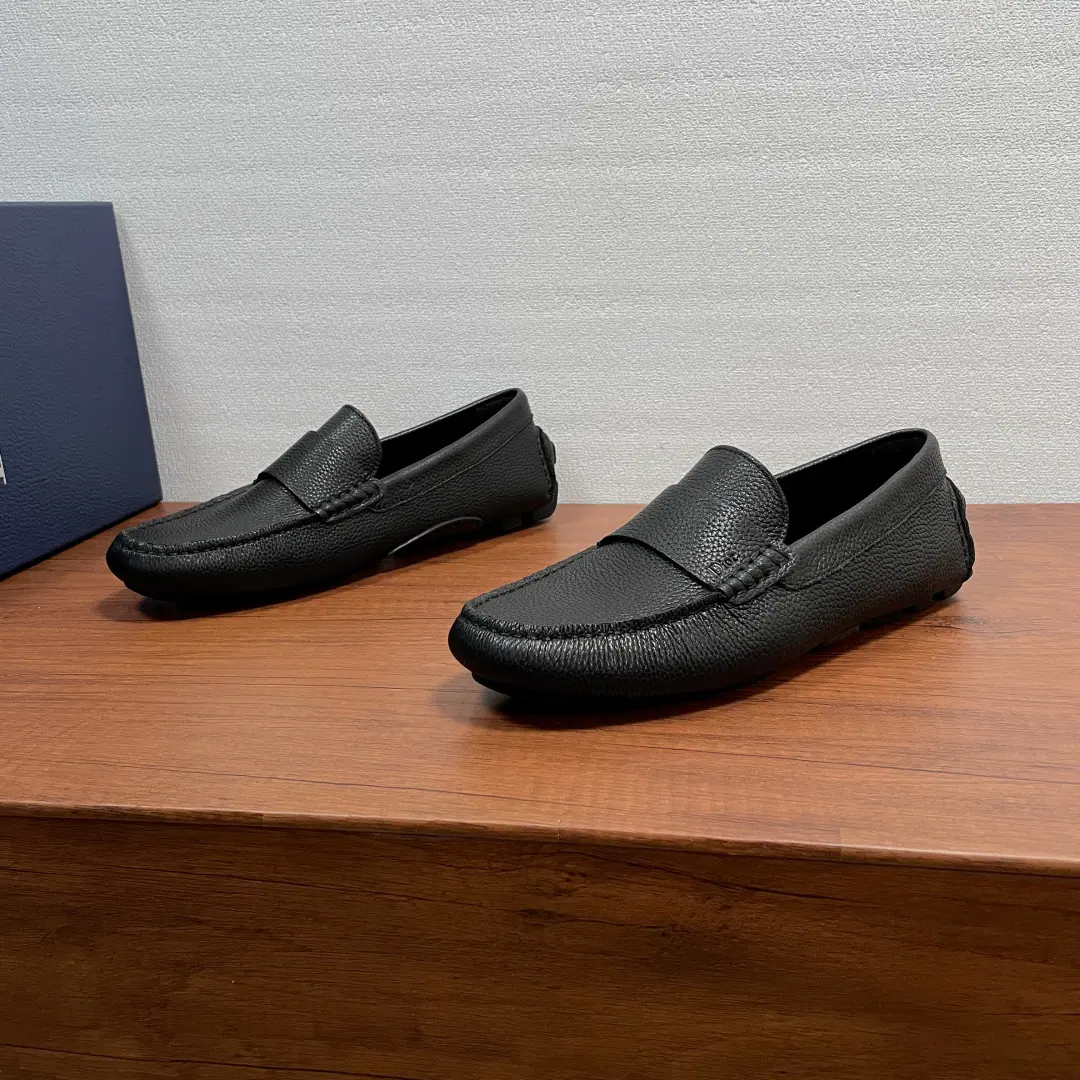 DIOR/Dio. Dior A man's new shoes, a man's shoes. This is a leisurely dress-up shoe.. Using a luxurious, soft, smooth little cow leather., High-wild grinding of sands and stubbles of sands and cattle stubblings are carefully crafted, Simultaneous crossband design, External side“DIOR”The pressure marks are up the tone., And rubbers to shoot the soles out of the shoe., The back with the rubber.“CD”The pattern is more sophisticated., It can add grace to the various forms of leisure.. The whole cow's skin is in the ground., Makes a comfortable dress experience.. A free pass., ♪ Make a fashionable and leisure-like look ♪. Full package！ Size: 39-40-41-42-43-44（38/45- It's a deal.）