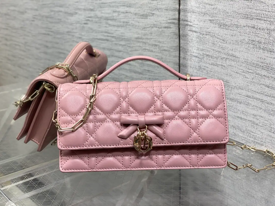 Current‼️ The newest butterfly chainer in the brick cabinet.🎀Signal vine grooves, A classic letter-and-letter strap.🎀👏, A new handle design., With soft sheep skin., Elegance and fashion.🙋, The brightest part is the beautiful pearl chain.😁, Make the whole bag even more sophisticated., Multiple layers and slots inside, A beautiful, practical one.😍 size:21*11*5cm 0502