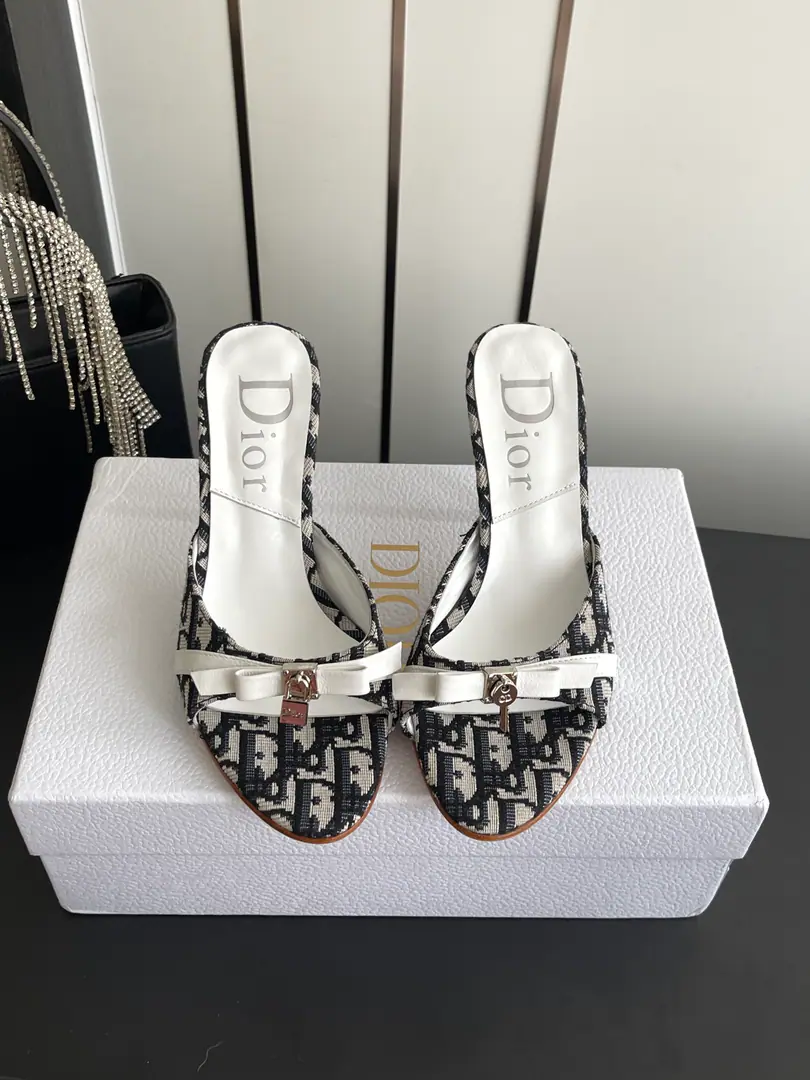 🏧𝐃𝐢𝐨𝐫New paragraph The Chinese key is a high-tock slipper. Princess Fan is a great girl. The color is very colorful. A charming recollection. Summer necessary. It's not just for work, but for regular wear. It's definitely full of freshness.💃🏽 The original shoe face special material Inner sheep's skin. The Italians are so rich. He's tall.8.5cm Codes34-42 [34 40 41 42Do it.]
