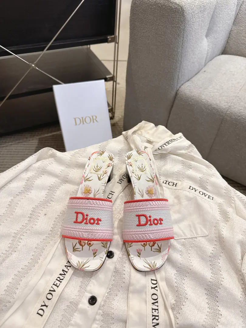 Top version run price High heels Dror2023♪ Spring and summer ♪ CD•Ms. Dio has a long-term embroidered slipper. Christian Dior has always been a gorgeous and elegant noun., In fashion, the top of the world.👍 Especially worth mentioning.: A salivation.✨Pattern, Re-presentChrstian DiorOne of the precious symbols.✅ Original version*Full package More than 100 colors. ◽️Shoe.: Top-of-the-line embroidery cotton cloth. ◽️Uchi.: Import of sheep skin ◽️Otsumi!: The original is really leather. ◽️Codes: 35-41 (41Do it.) ⚠️⚠️⚠️Because of the color., Individual colours to be ordered, No, no, no, no, no.