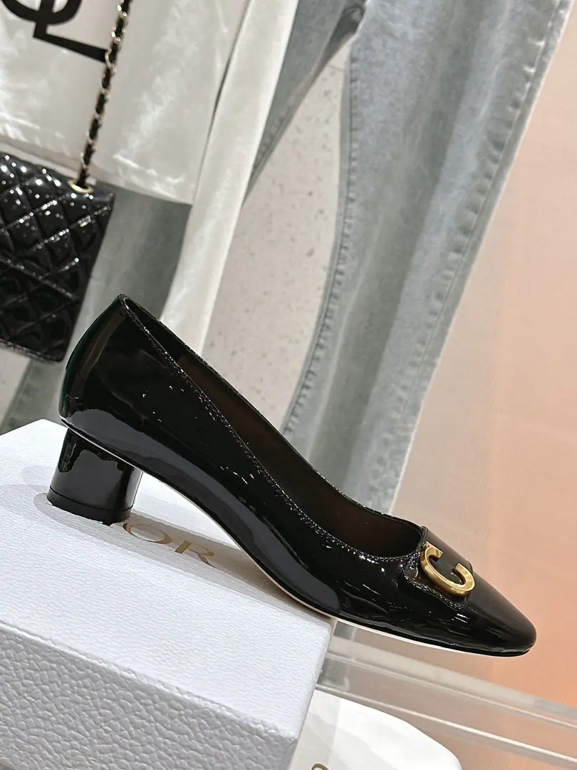 🏧𝐃𝐈𝐎𝐑The new high-end series of Mary Jane's shoes. The star is the same.CDLetterlogoThe hardware button. Top Quality！ Material: Importing cow paints Rigs.: In the pyramid. Shoes under the sole.: Italy is a big-ass country. Original Open-Fixed Metal Bumper He's tall.4CM/8CM size:35-40 [40.41Custom]