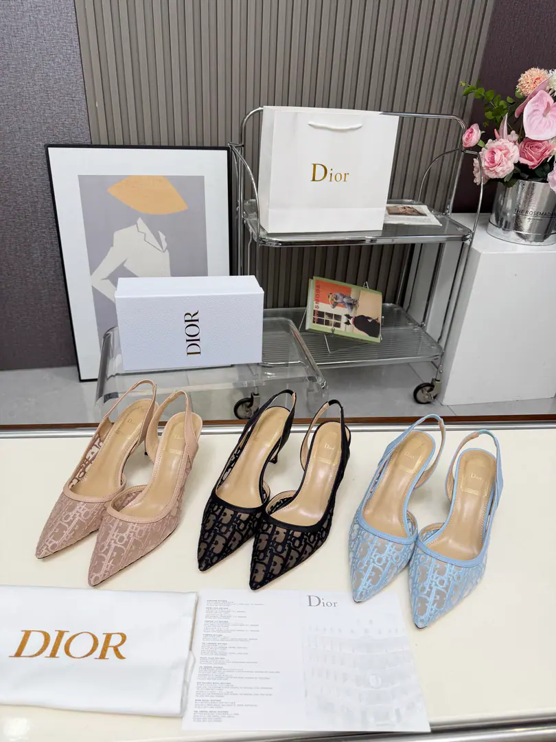 Gum./Python. 🏧𝐃𝐈𝐎𝐑Dio. - A embroidered heels. Embroidery LetterlogoSkins and sandals. The cabinet has a new picture of the flower embroidery.. Original purchase. Specialized materials. The original one-to-one.！ Original Speculated Environmental Pyrome Shoes In top-of-the-sheep skin.+Pure copper hardware button. Size: 34-43 [40.41.42Custom]