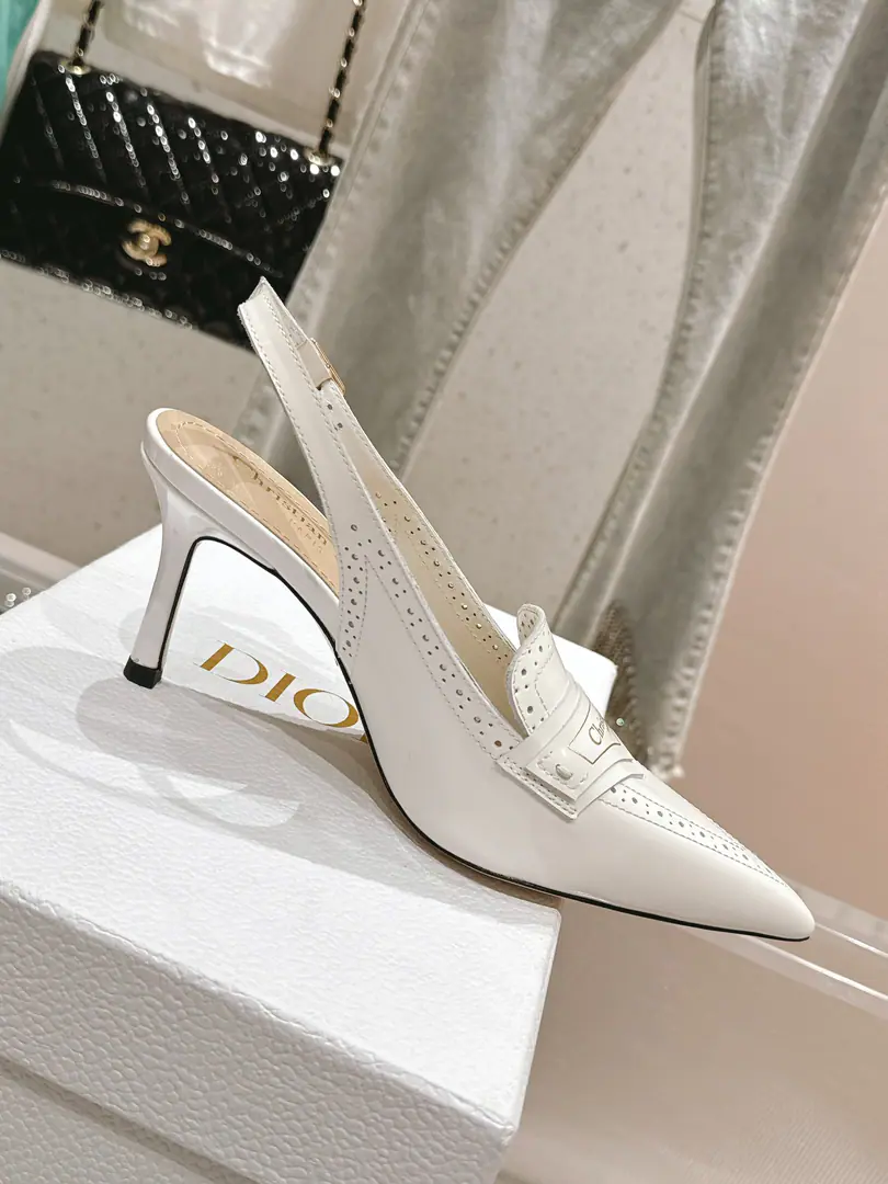 🏧𝐌𝐢𝐬𝐬 𝐃𝐢𝐨𝐫/The Diao classic Paris show. I'm a new cabinet. Pointy-head single shoe series This one.MissThe one-shoe series is a Paris show., Elegance fashion.. It's carefully crafted using paint leather., Shortcut, Shoe-faced metal with gold-faced beadslogoRaise the tone, Elegance atmosphere！Fashioned round-shoes and cylindrical heels are mutually reinforcing., It adds a high quality to the various shapes.. The shoes are painted with imported soft calves. The insides are all sheep's skin. Italian imports are so thick. He's tall.: 3.5cm/7.5cm Codes: 35-41 [40.41.42Custom]