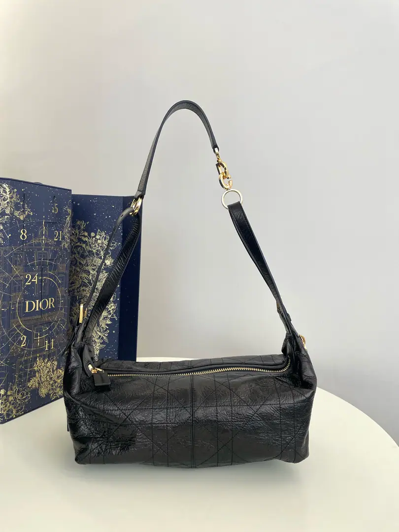 Top First List The medium spot.‼️ JourneyThe middle-line wax skin., The year of the war is over., Hit the center on the bar., It's a loose feel.hoboBags, It's soft and free., The ancient oil wax skin., A gold letter-and-strap button., The whole thing is so sophisticated and stylish., A very good letter-skin., The details are very well in place., It can unlock multiple backs., Handbill shoulder and slash, The key is to use it too lightly., It's big., The stylish people know the gold content. size:33*16*15cm 9913